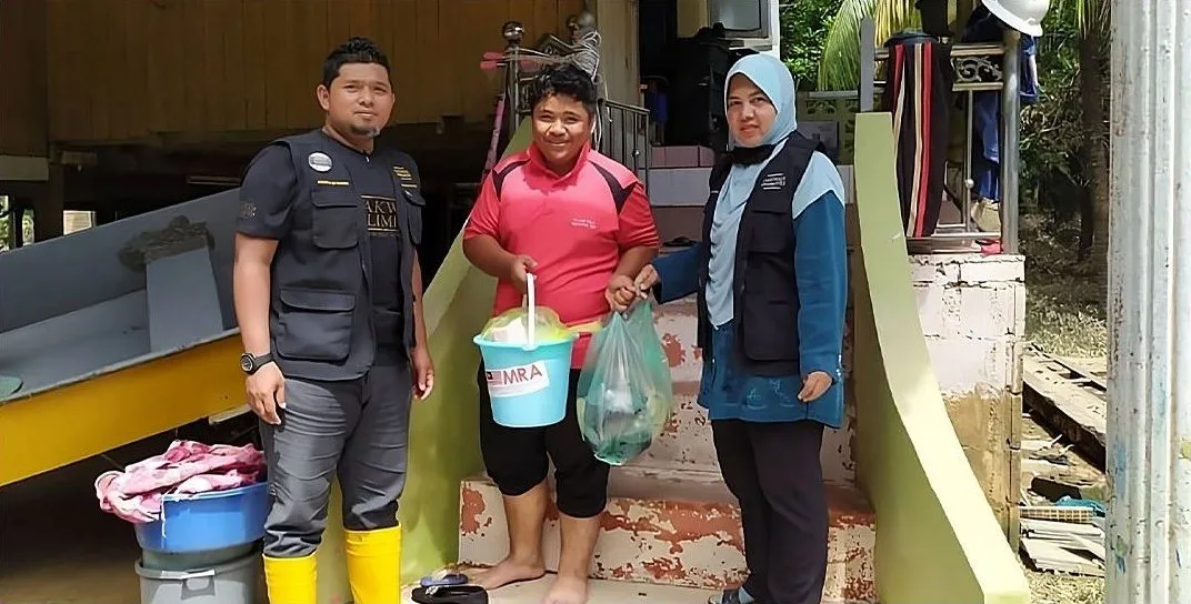 Agihan Kelengkapan Kebersihan Pasca Banjir Kemaman — gambar 2