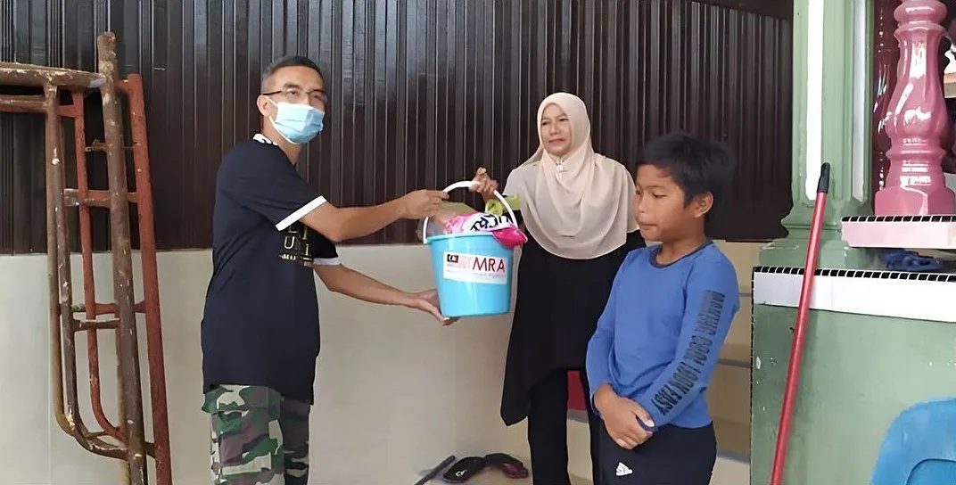Agihan Kelengkapan Kebersihan Pasca Banjir Kemaman — gambar 3